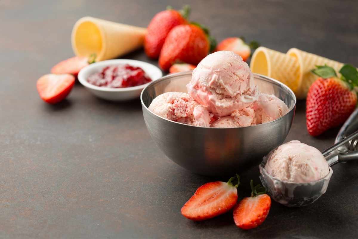 特写镜头的自制的草莓冰淇淋。
