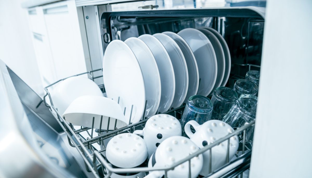 装满餐具的现代洗碗机。