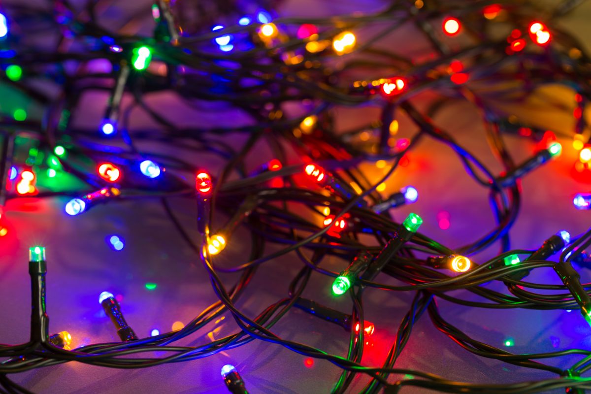 一张凌乱的LED圣诞彩灯特写照片。