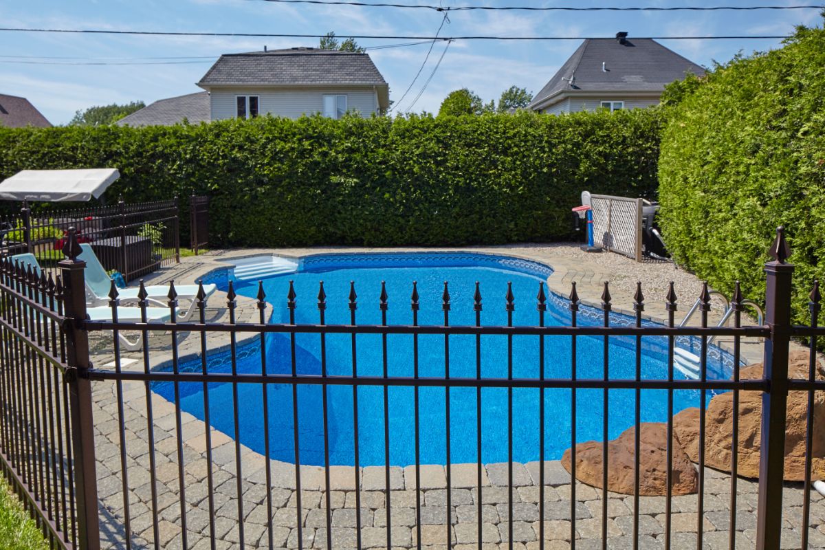 泳池安全铝栅栏。