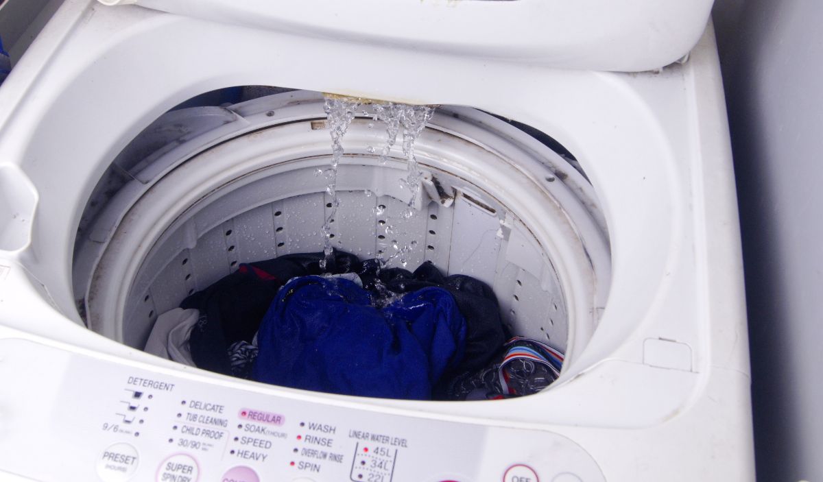 有洗衣功能的现代洗衣机。