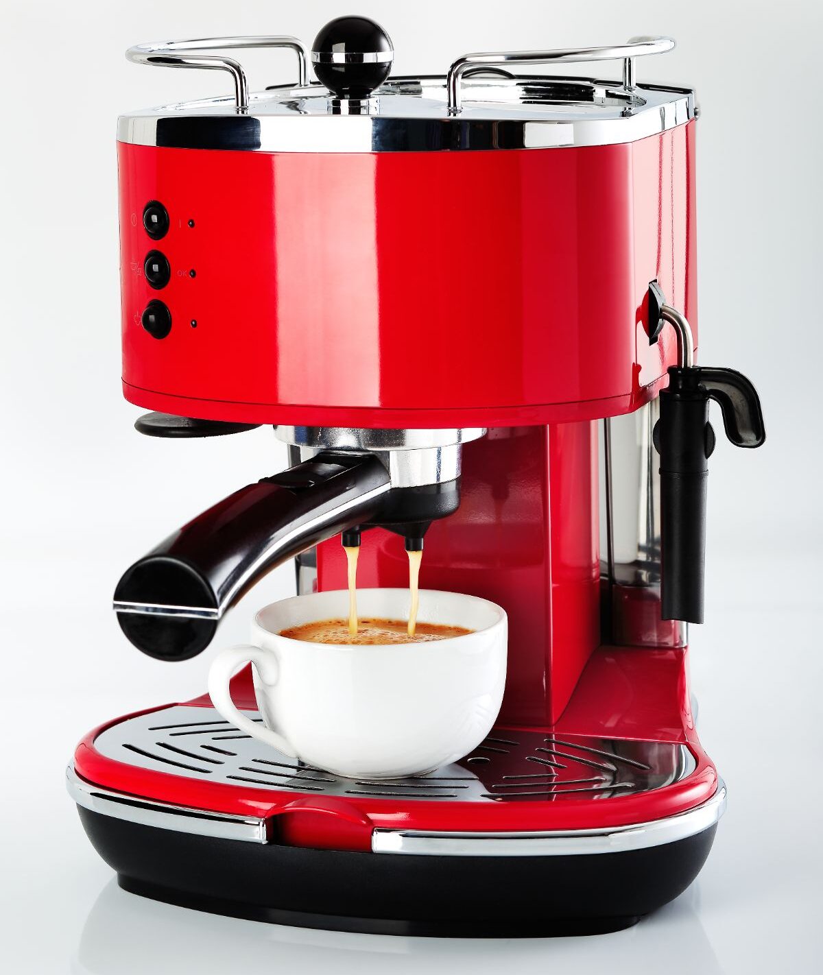 一个红色浓咖啡机和一杯咖啡。