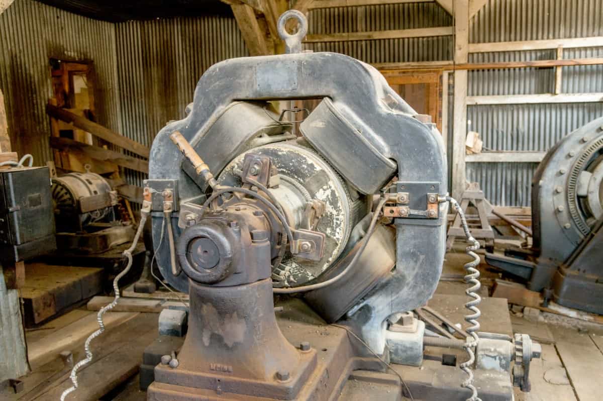 磨坊里的古董发电机。