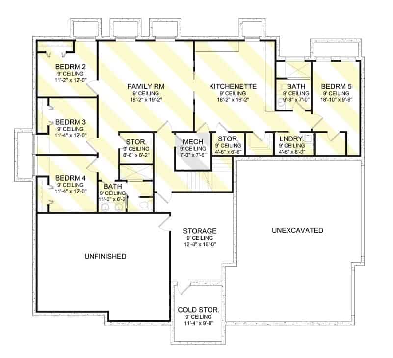 较低楼层平面图，有四间卧室，一间家庭房和一间带门廊的小厨房。