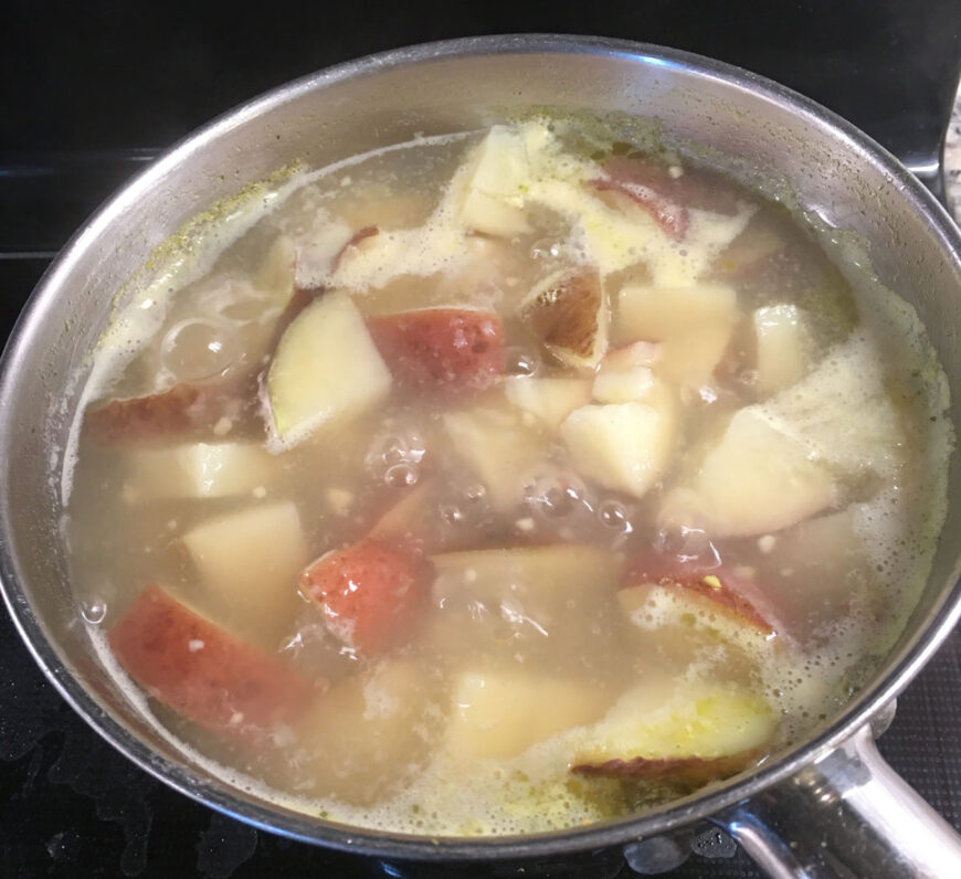 红皮土豆在锅里煮。