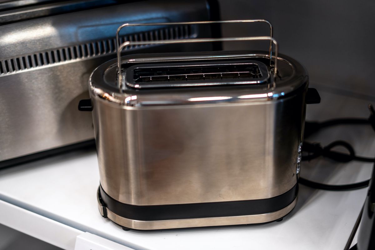 经典的钢制烤面包机。