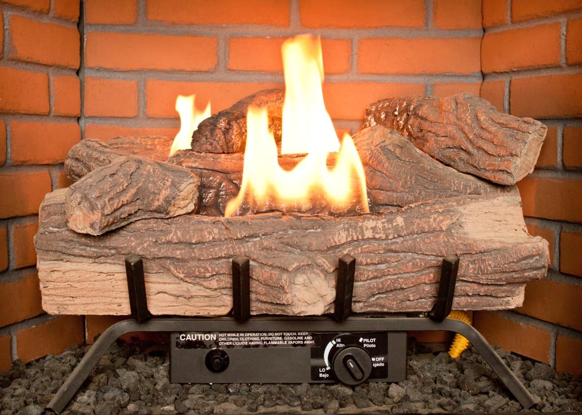 电壁炉与砖的壁炉箱，火焰，和木柴。