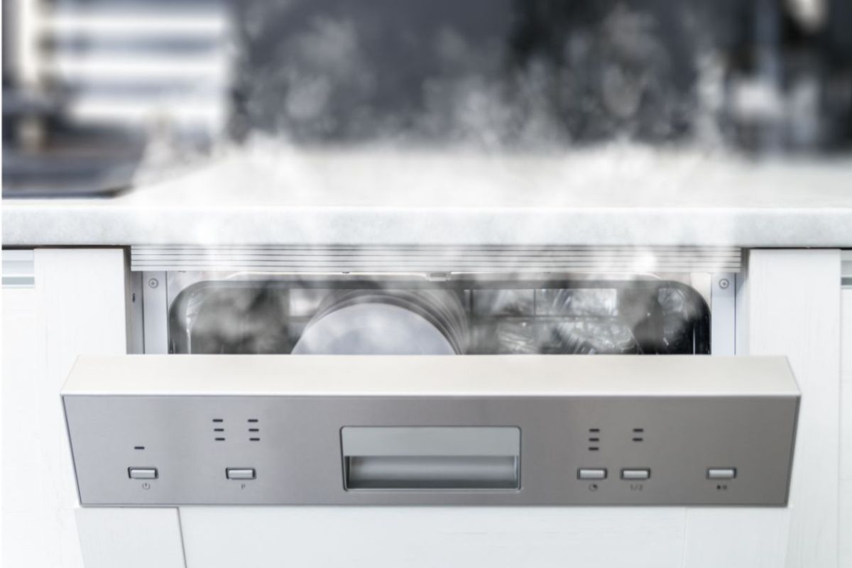 一个打开的洗碗机与热蒸汽从里面的特写照片。
