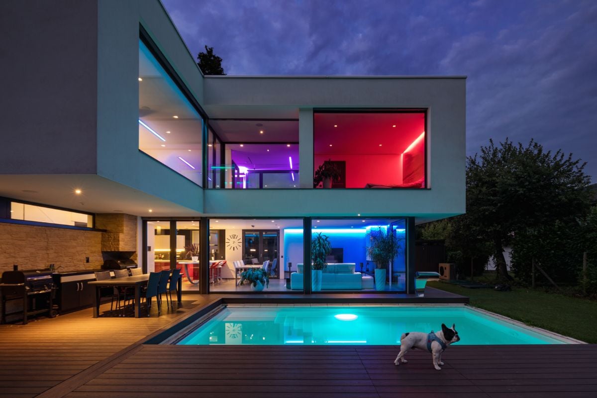 缩小照片的豪宅外观与LED照明与各种颜色。