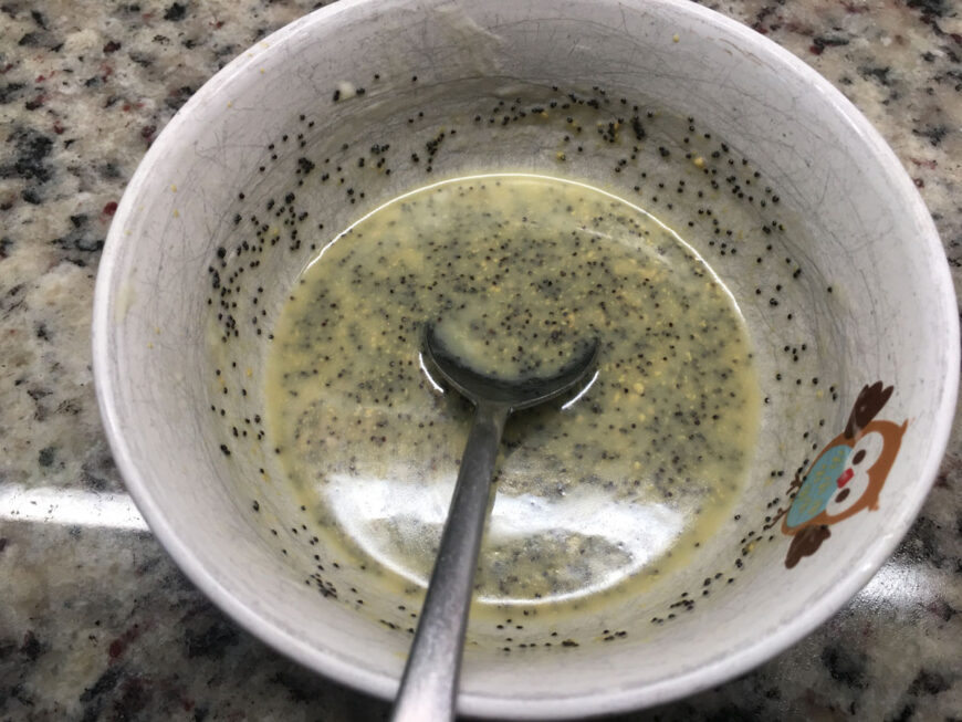 罂粟种子和融化的黄油在一碗。