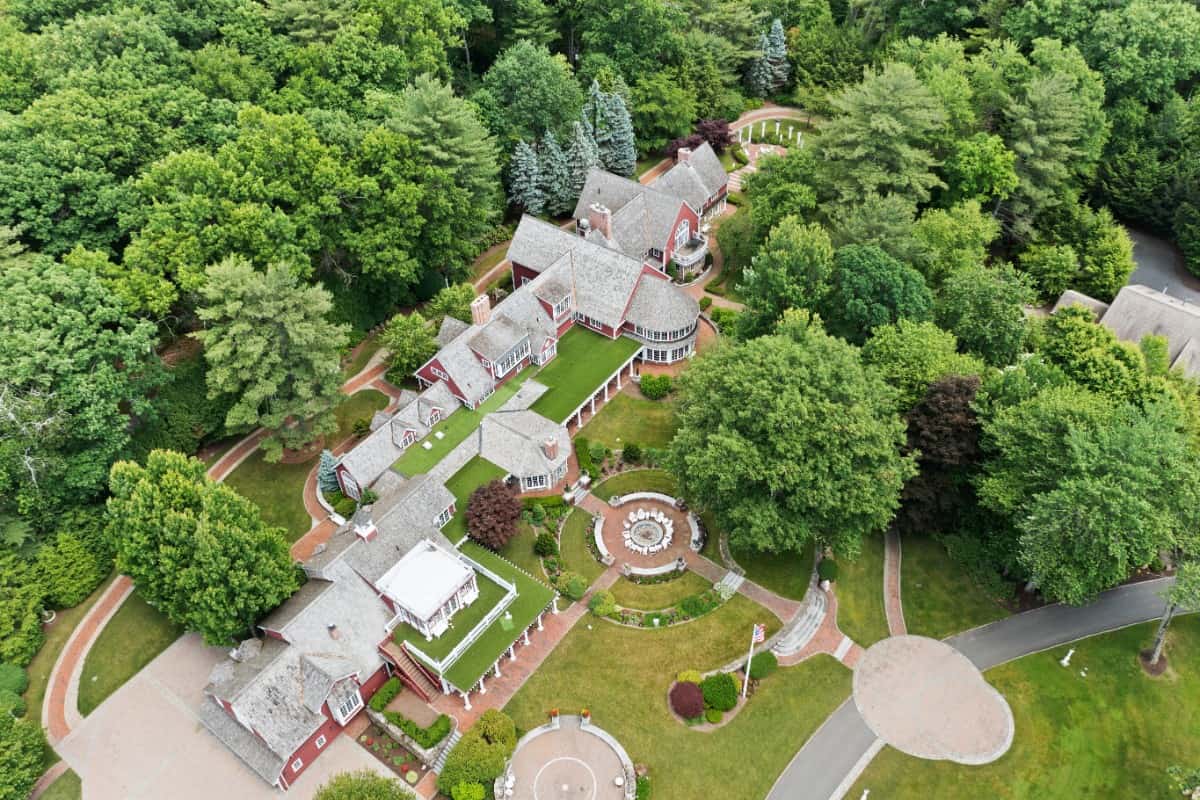 迈克尔·基特里奇的庄园鸟瞰图，类似于迪斯尼乐园。