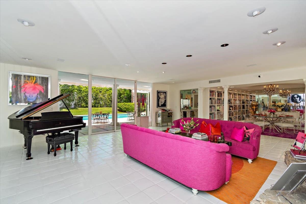 几张粉色簇绒沙发为客厅增添了一抹亮色。图片来自Toptenrealestatedeals.com。