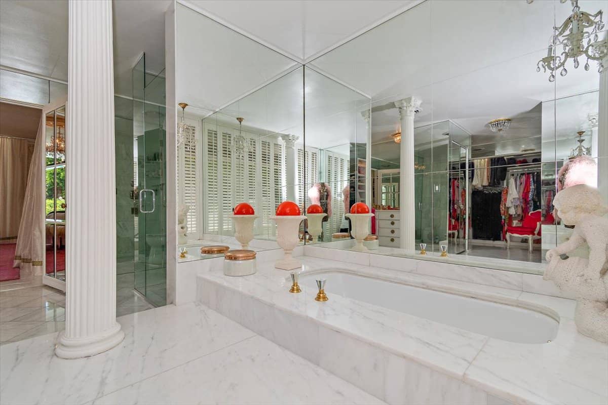 主浴室也展示了一个被镜子包围的深浴缸。图片来自Toptenrealestatedeals.com。