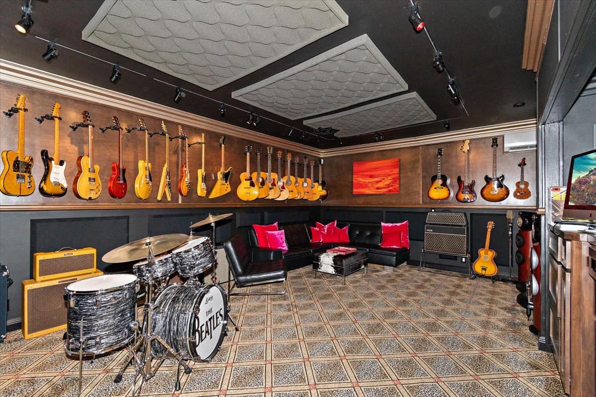 音乐室里有很多古典吉他和一套披头士乐队的鼓。图片来自Toptenrealestatedeals.com。