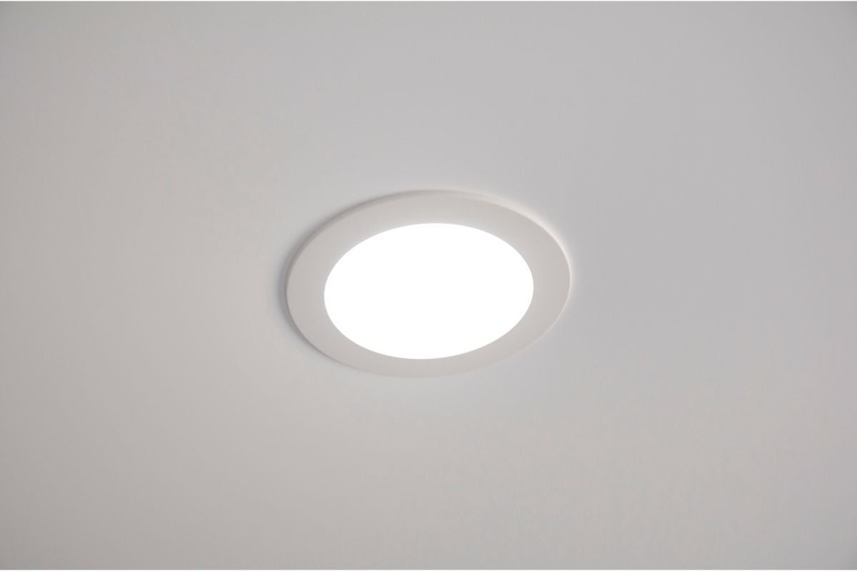 天花板上单个嵌入式LED灯的特写照片。