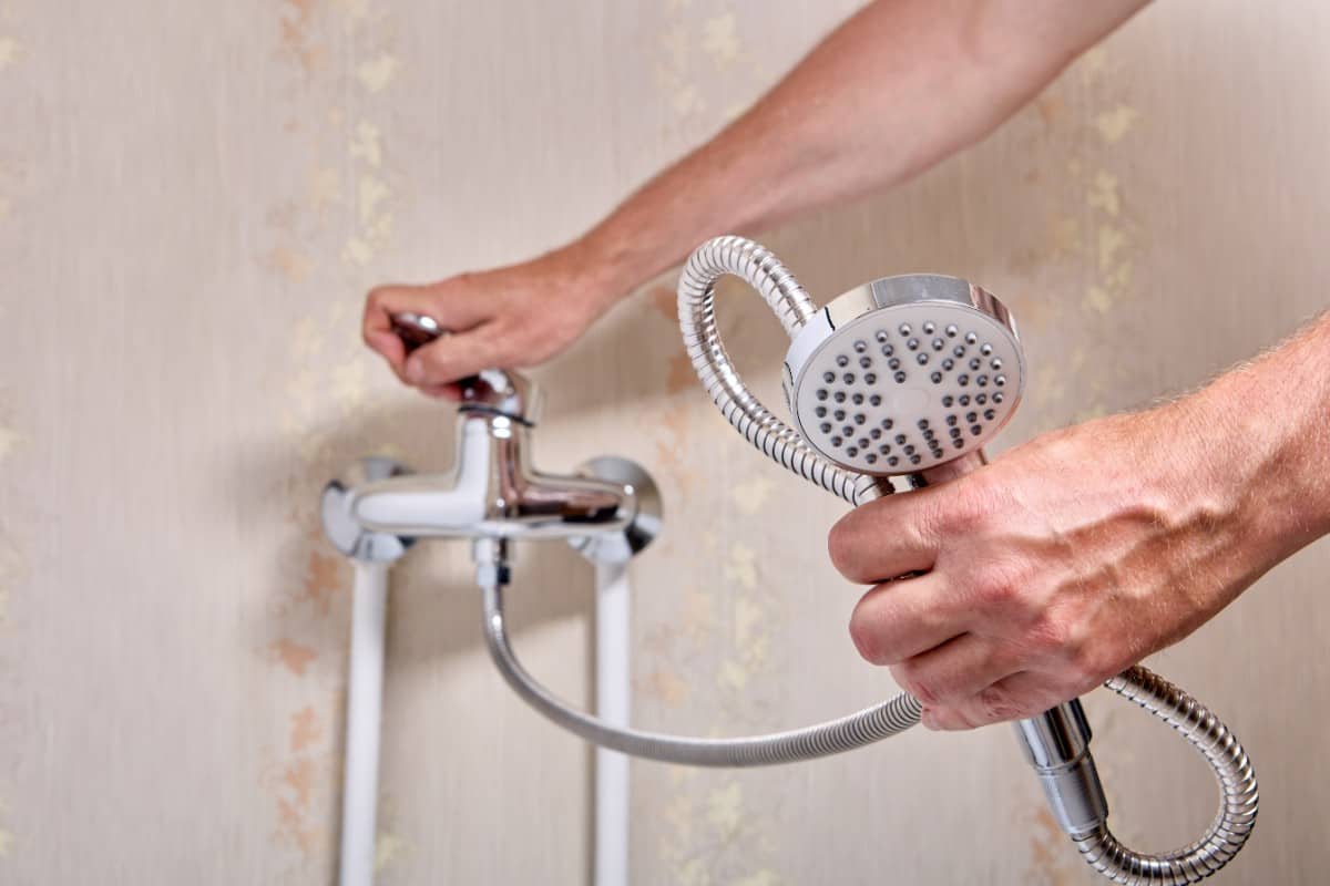 修理淋浴手柄的水管工。