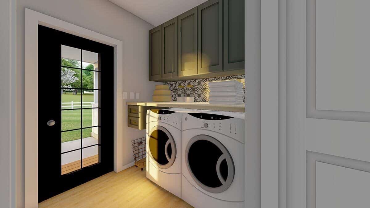 洗衣房里有一台前置洗衣机和烘干机，头顶上的橱柜和一个木制柜台。