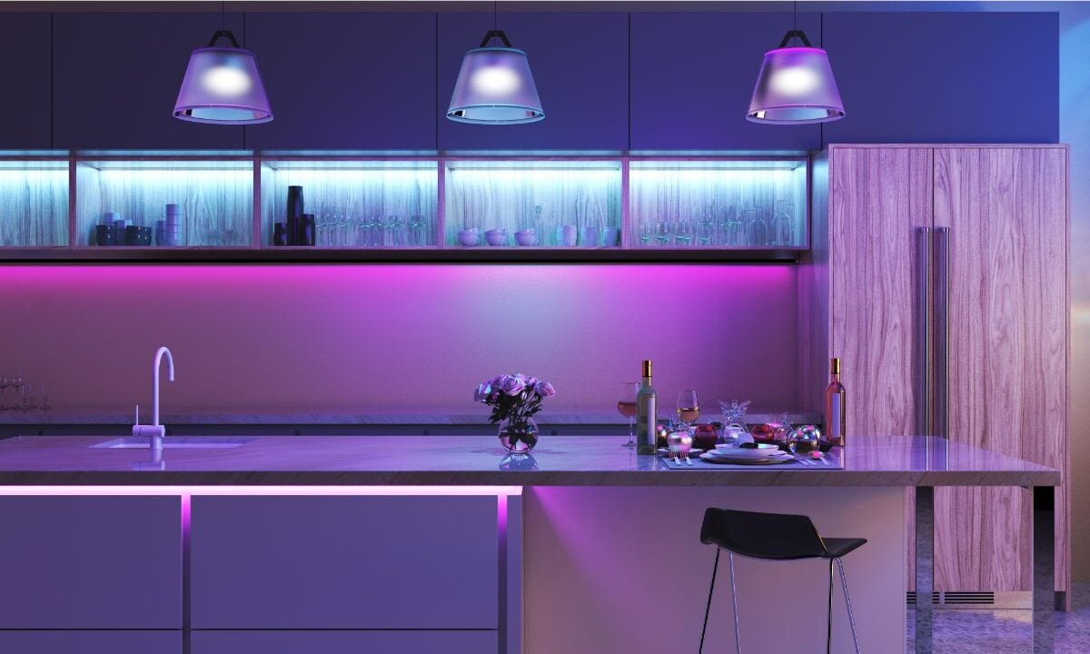 现代风格的厨房，配有蓝色和紫色的智能LED灯。