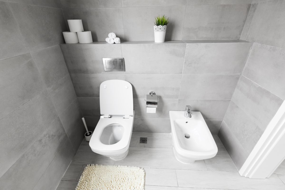 整洁的浴室里有一个白色陶瓷的独立坐浴盆。