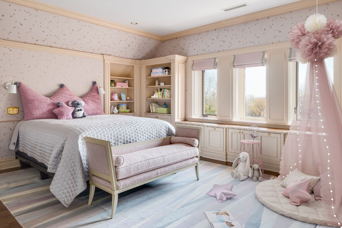 一间美丽明亮的卧室，适合公主居住。图片来自Toptenrealestatedeals.com