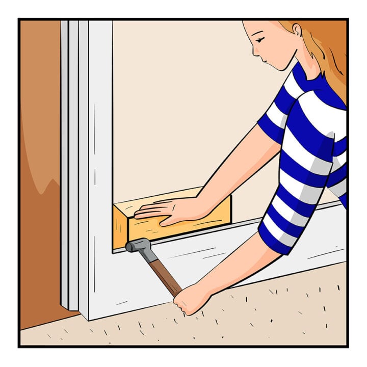 第四步:你可以同时用撬棍和铁锤把脚板拉下来。