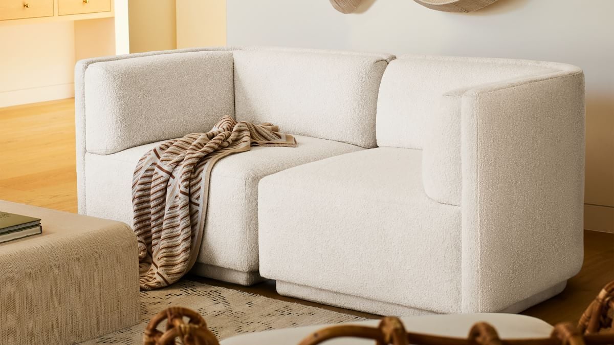 白色沙发被称为arianna模块从西榆树在客厅设置