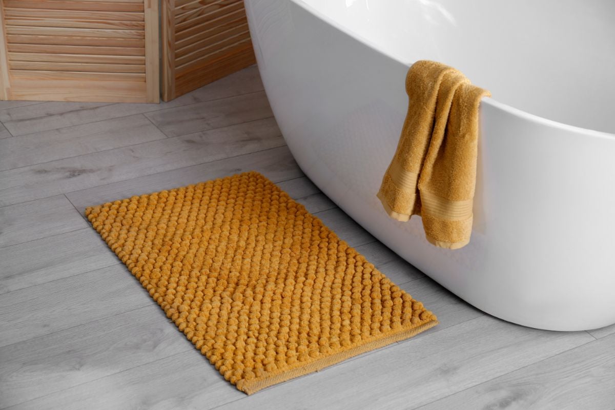 浴缸，毛巾和地毯。