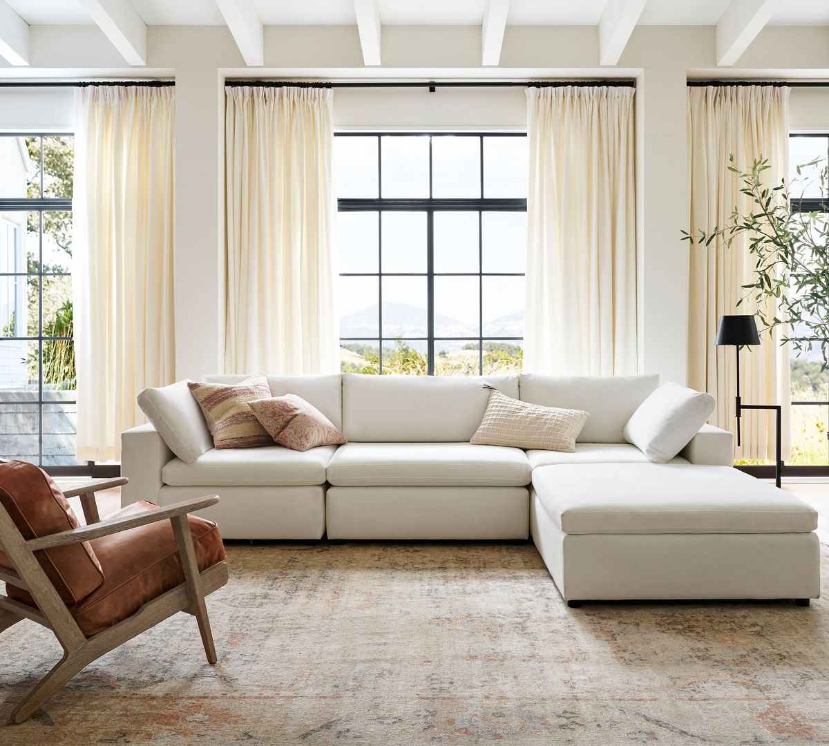 阳光明媚的客厅，由Pottery Barn制作的梦幻方形组合沙发
