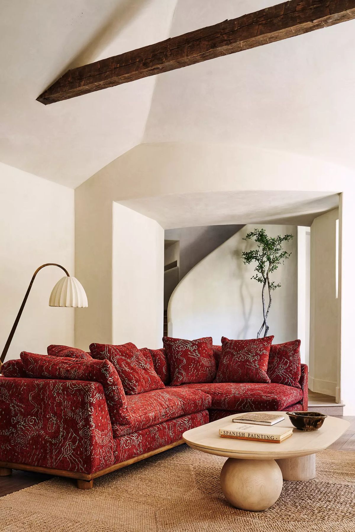 华丽的红色印花沙发使人类生活在现代家庭