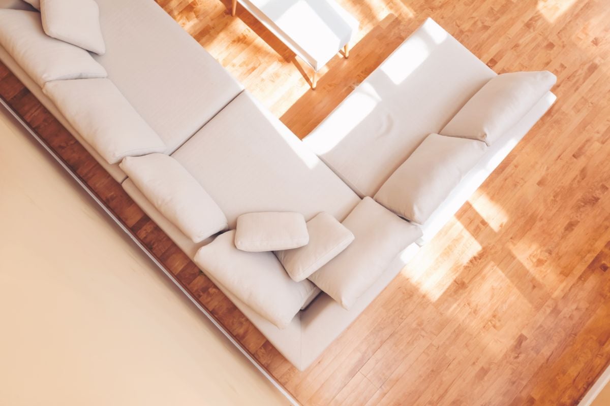 可爱的白色组合沙发在阳光下的鸟瞰图