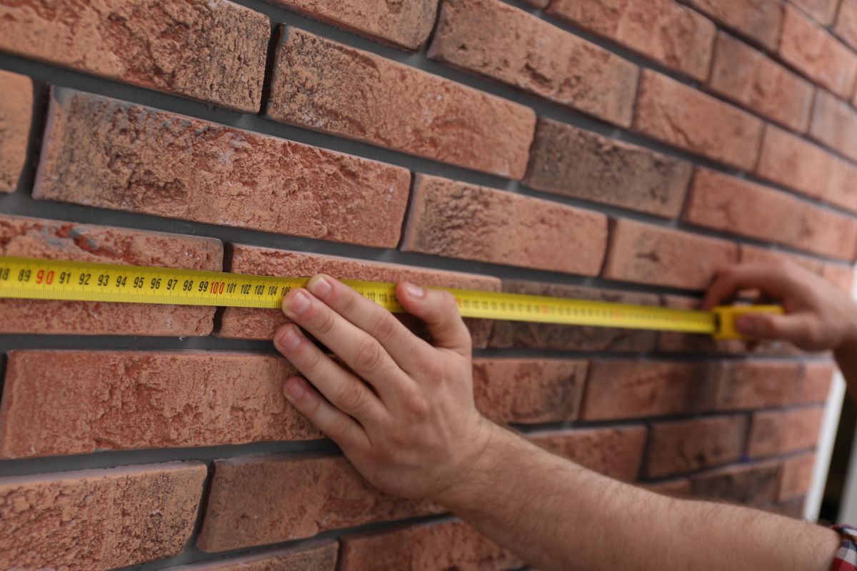 一个人在测量城墙的长度。