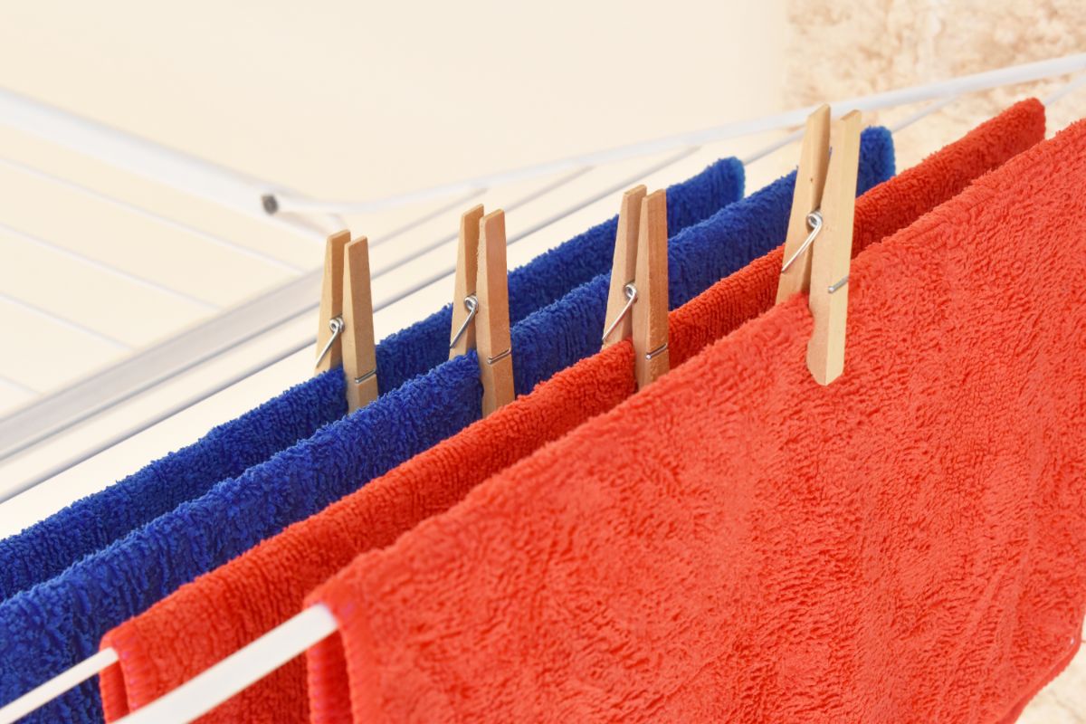 超细纤维布放在晾衣架上，用衣服钉或别针固定。