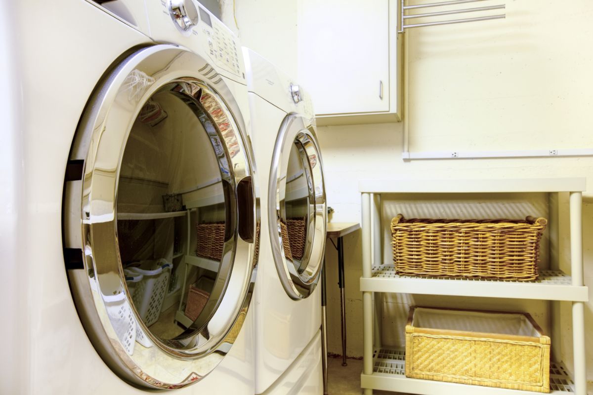 复古洗衣房，配备现代设备和柳条篮子。