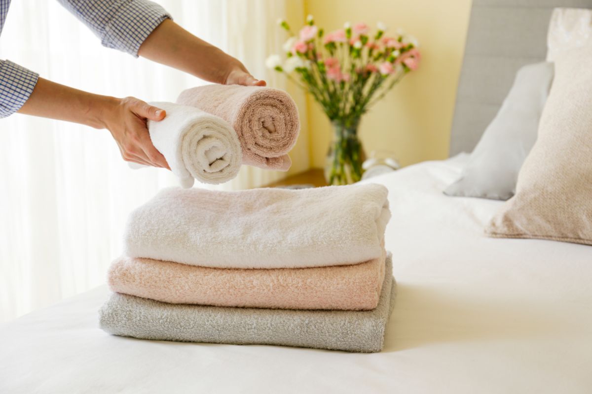 在铺床的过程中，酒店客房的客房服务人员会更换叠好的和叠好的毛巾。