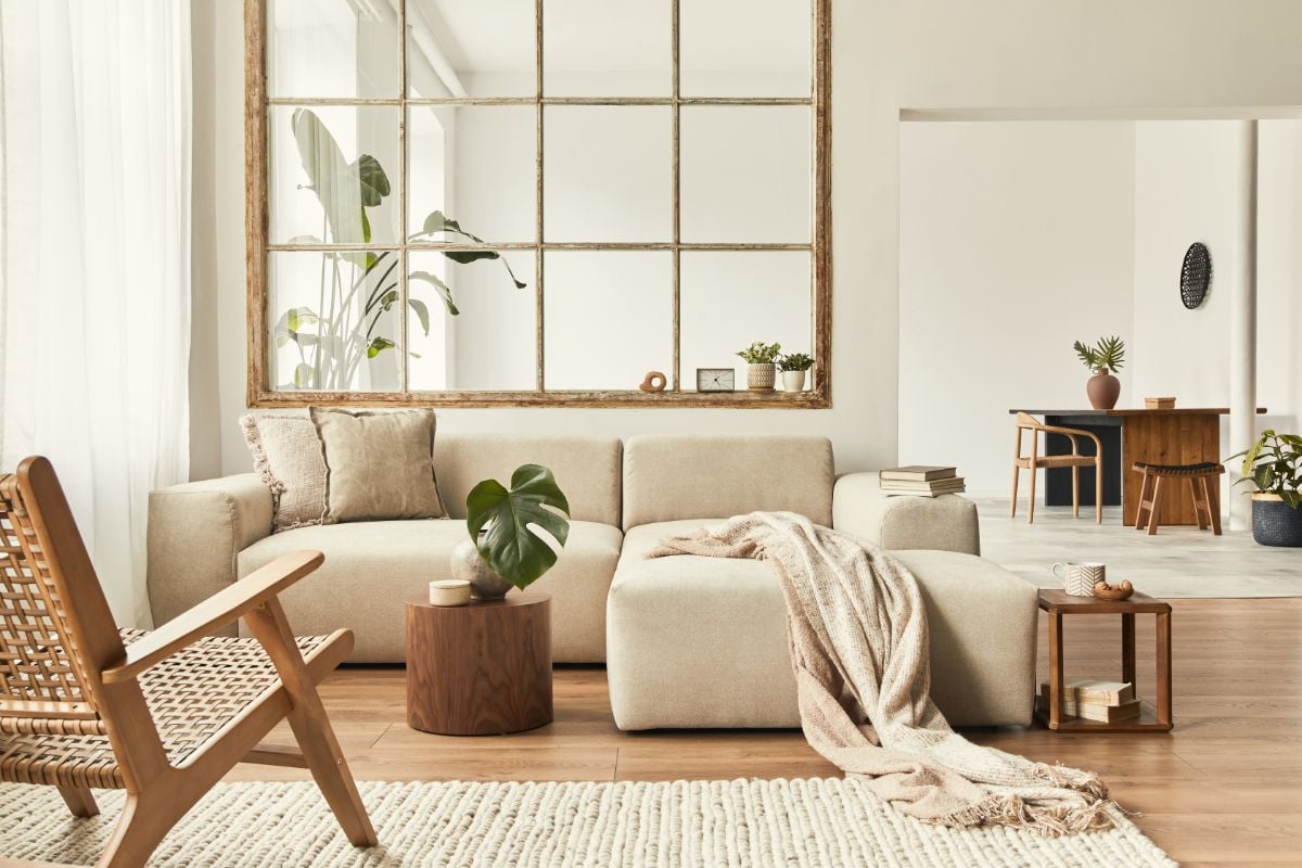 超级舒适明亮的客厅与伟大的躺椅沙发