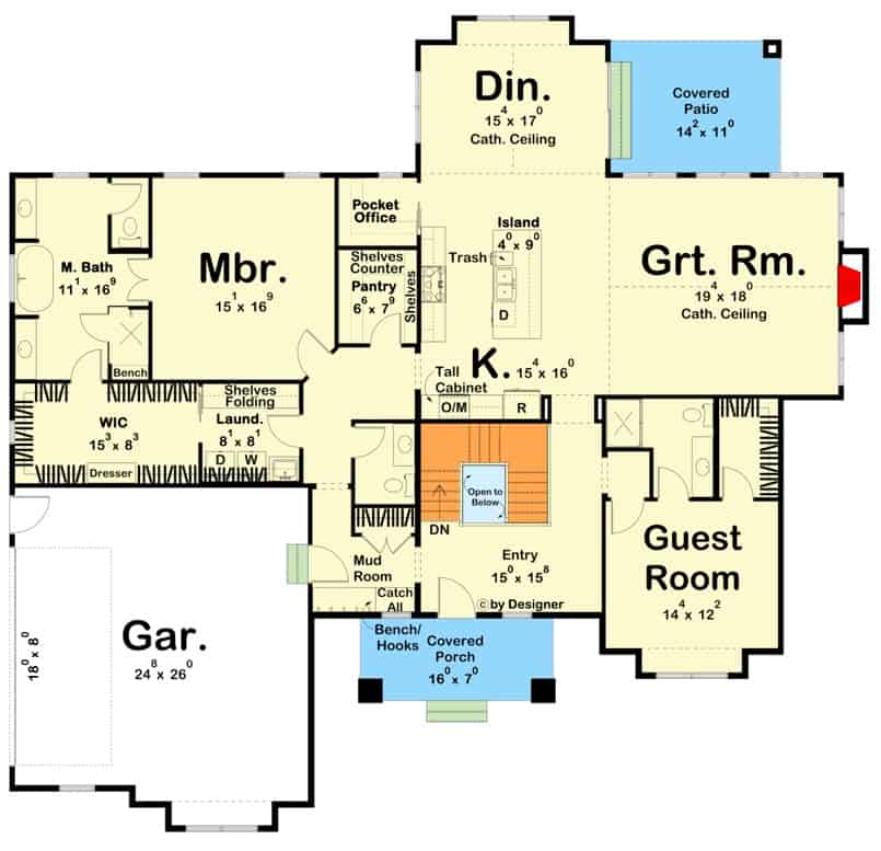 工匠风格的2卧室单层住宅的主要楼层平面图，设有大房间、厨房、用餐区、两间卧室、洗衣房、带顶棚的露台和一个通往车库的储藏室。