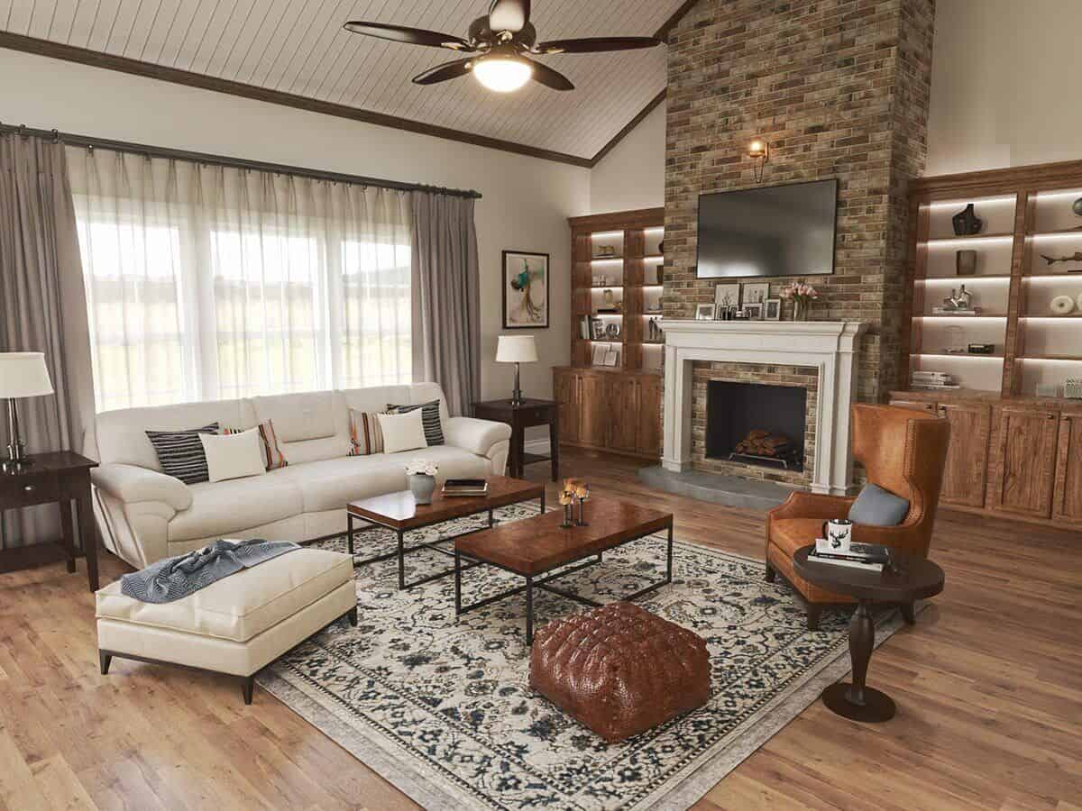 客厅里有真皮座椅，一台壁挂式电视，一座砖砌壁炉，两侧是木制内置家具。