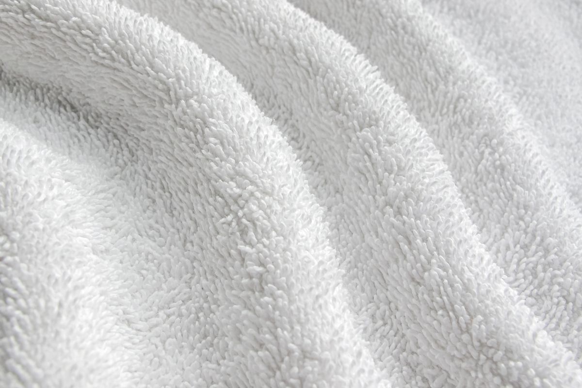 优雅的白色毛巾纹理与扭曲的褶皱形成了背景。