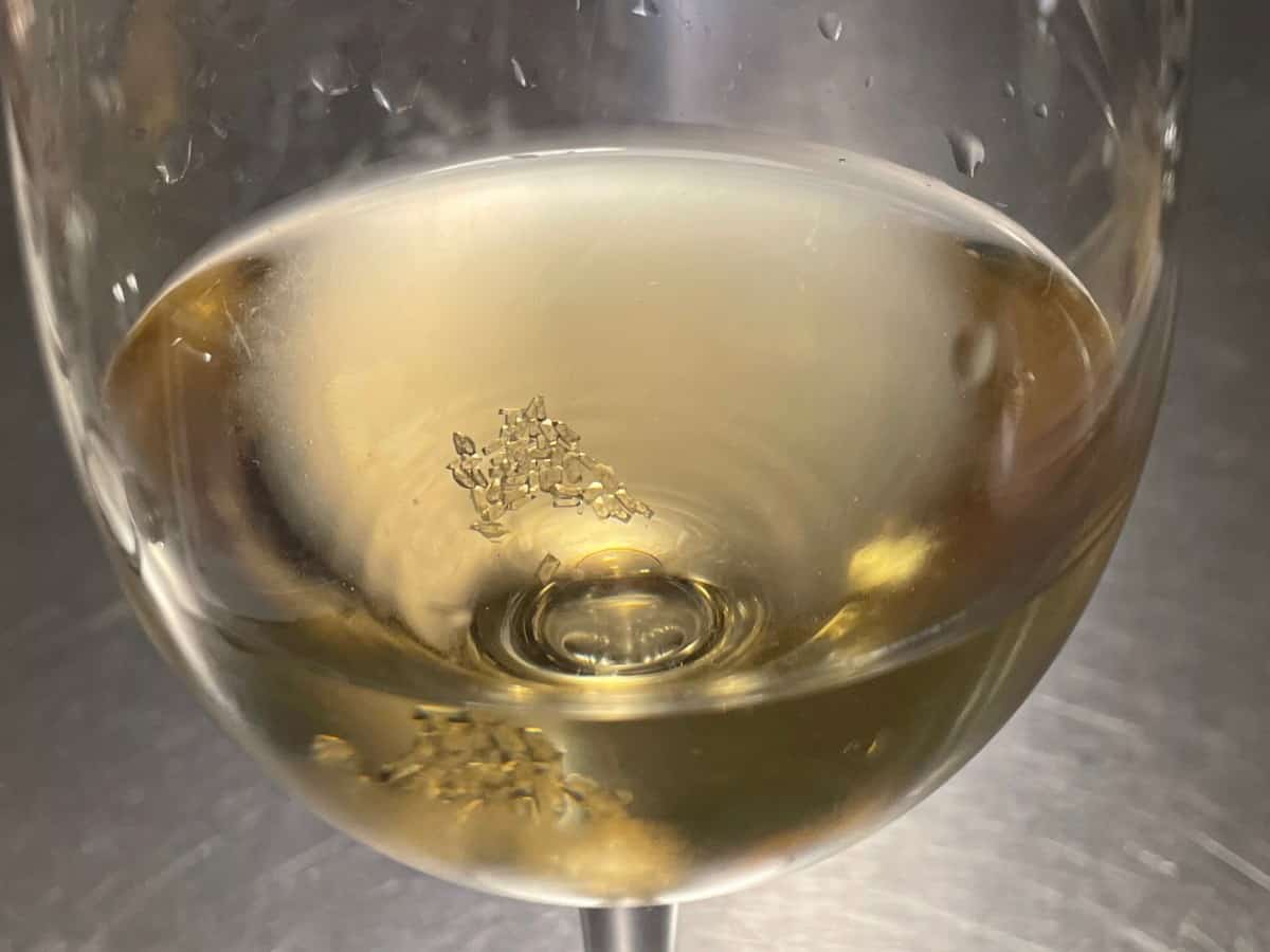 酒石酸结晶:在杯底有酒石酸结晶的白葡萄酒