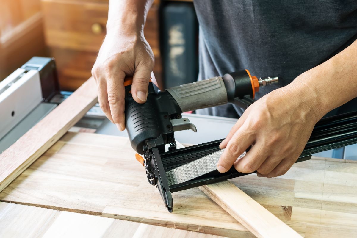 一个男人在修理钉子和木头。