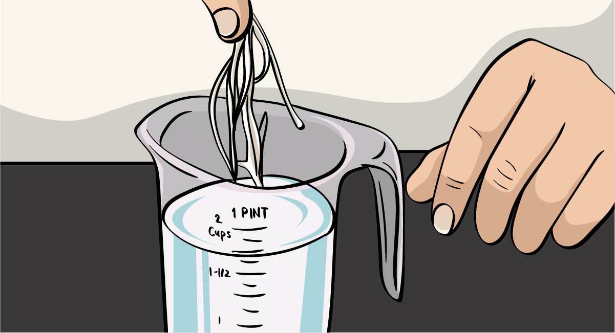 如何制作蜡烛芯-步骤7:在盐和硼砂溶液中浸泡切断的麻绳