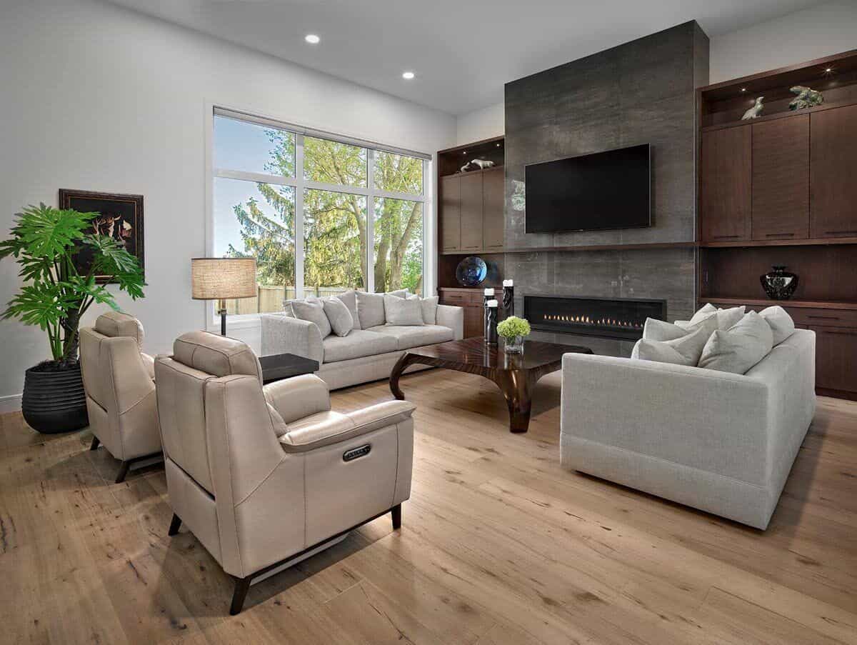 客厅与现代座椅,一个木质咖啡桌和一个电壁炉顶部有一个电视。