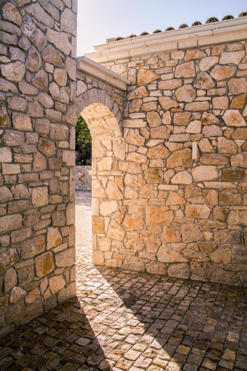 这座石头房子是基于科孚岛传统的农舍。