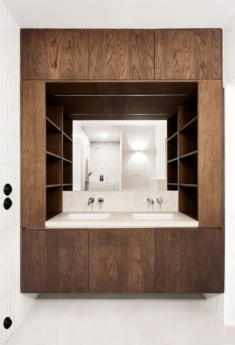 由木架子和梳妆台组成的专用浴室。