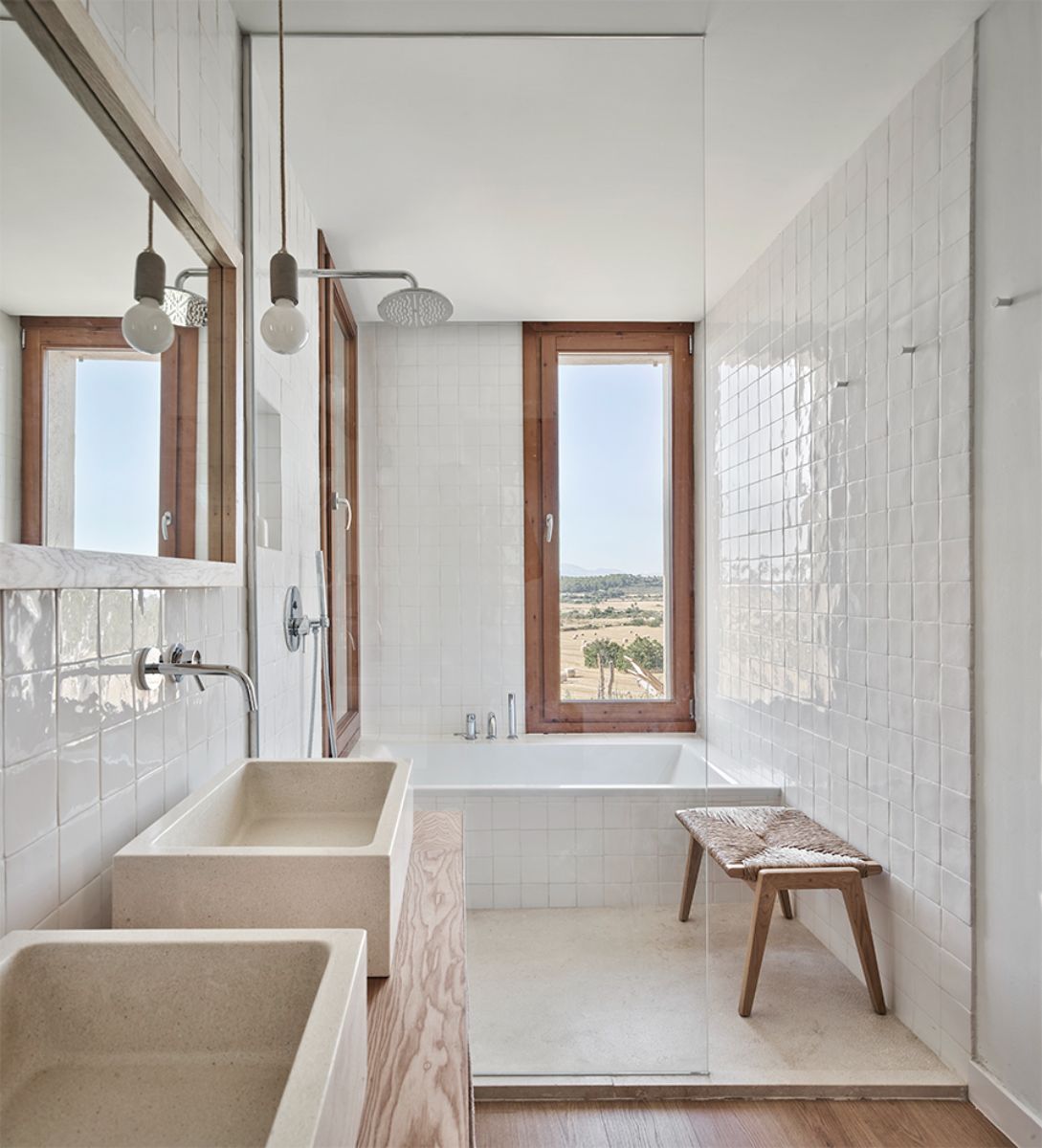 浴室的特点是液压瓷砖和桌面木制水槽。