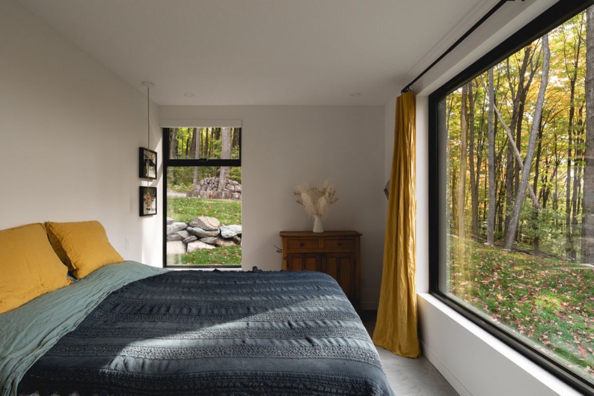 主卧设有大玻璃窗，可欣赏周围的自然风光。