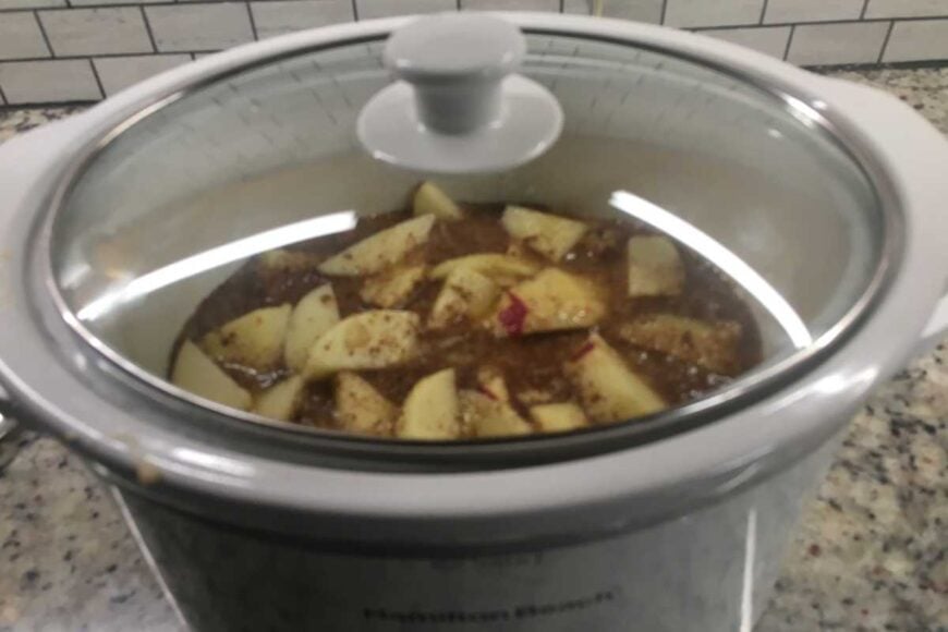 用慢炖锅煮苹果。