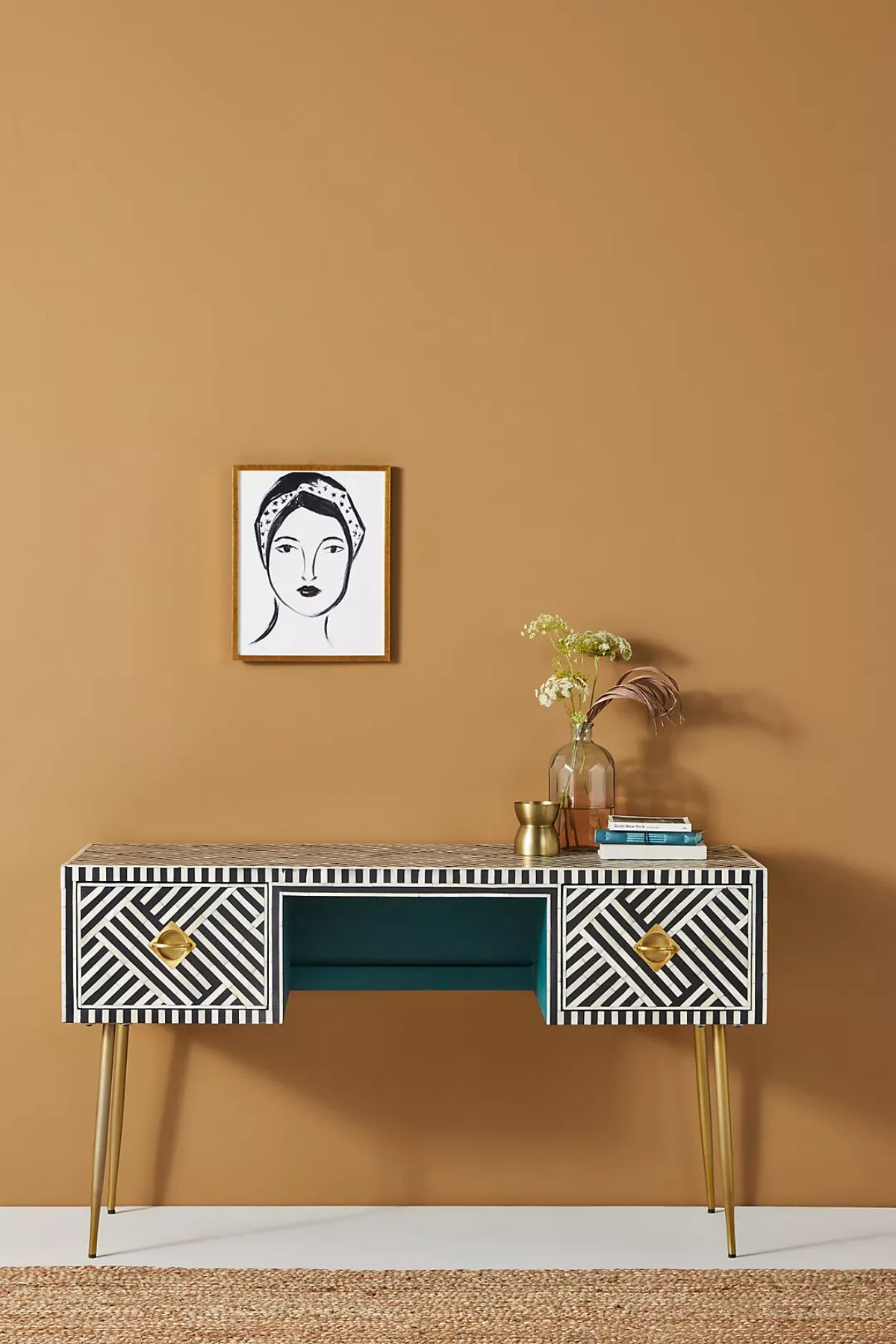 由Anthroliving制作的棕色墙壁上的美丽装饰书桌