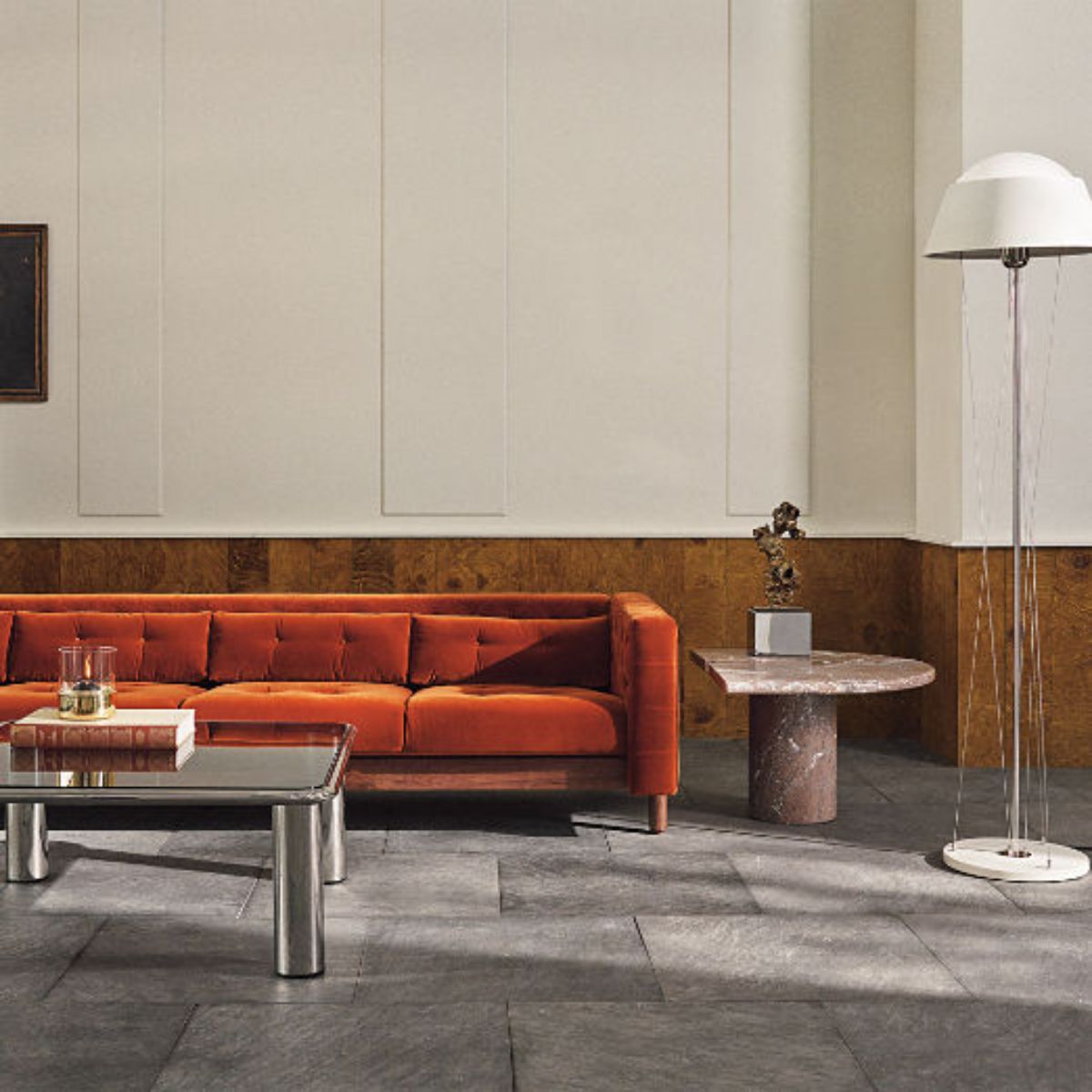由CB2家具制作的客厅橙色沙发令人惊叹