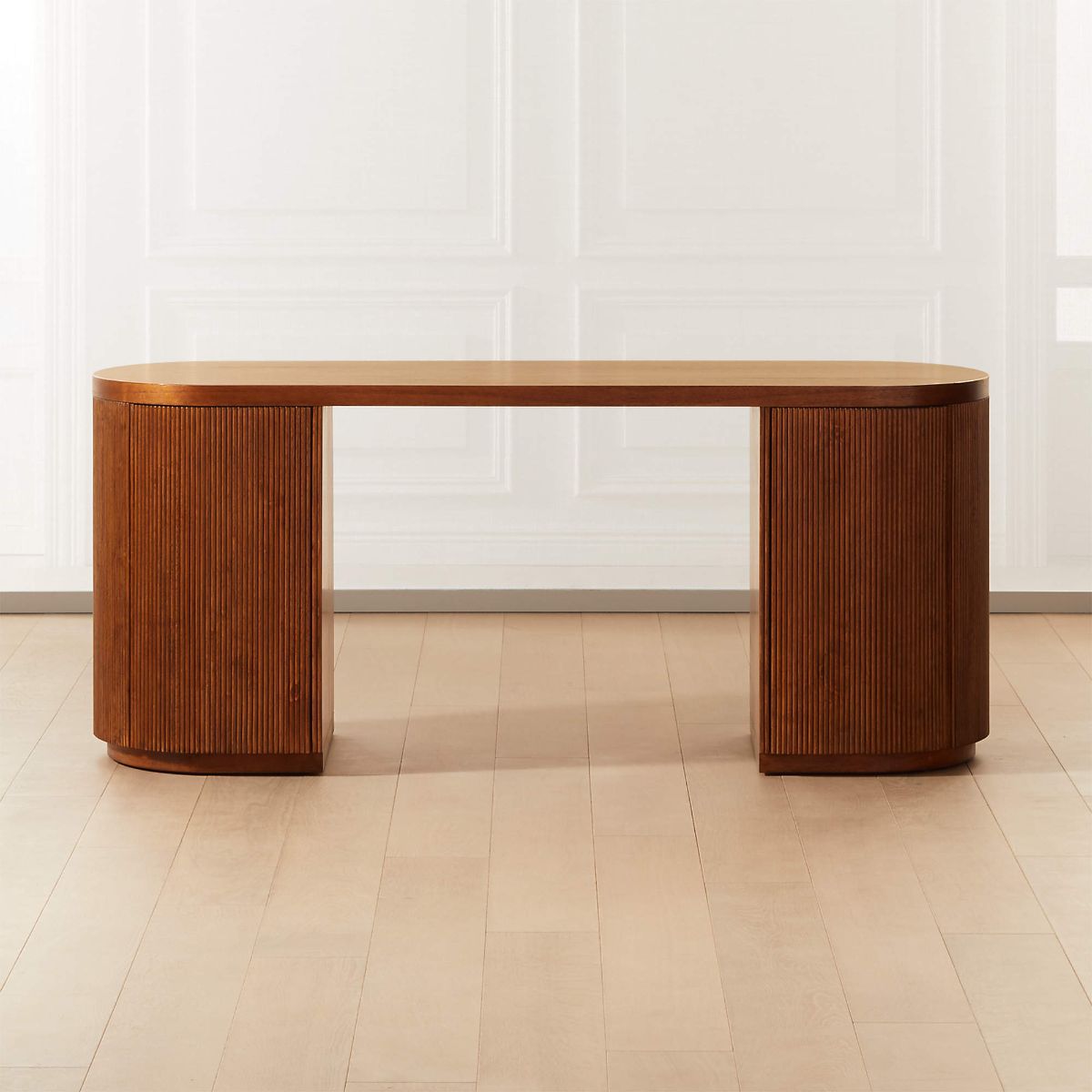由CB2制作的陈列室完全华丽的木质椭圆形办公桌